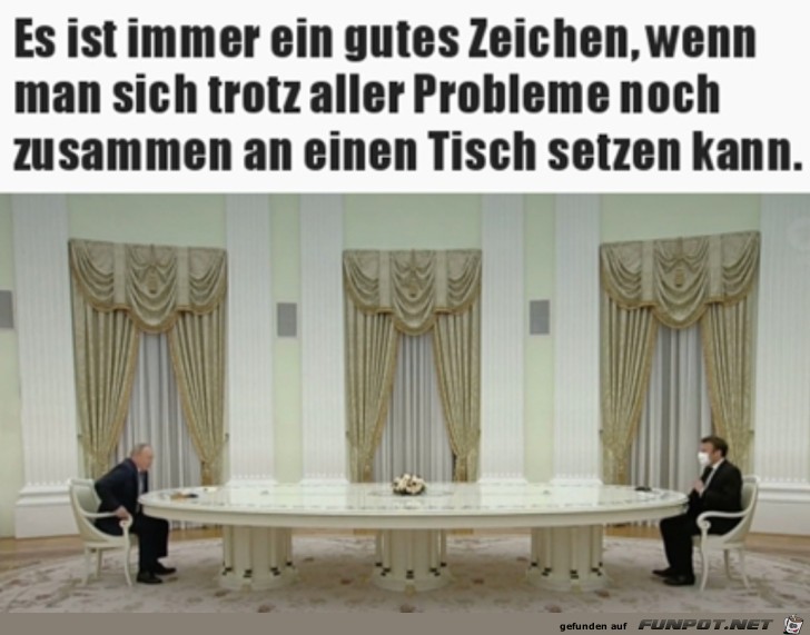 An einem Tisch