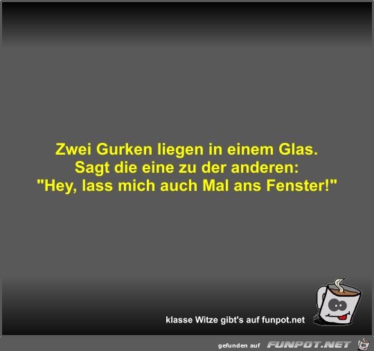 Zwei Gurken liegen in einem Glas