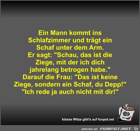 Ein Mann kommt ins Schlafzimmer und trgt ein Schaf unter...