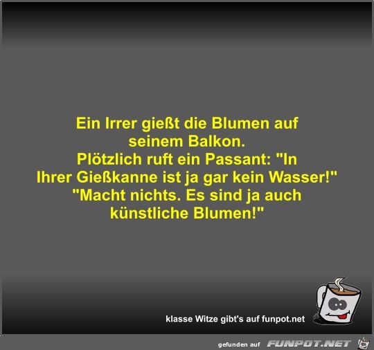 Ein Irrer giet die Blumen auf seinem Balkon