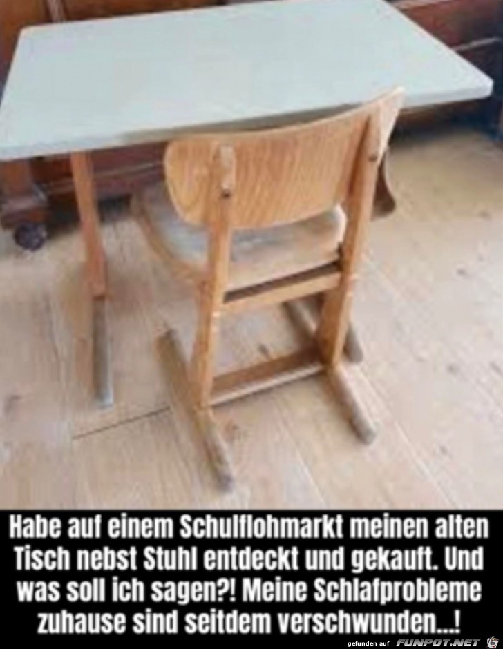 Alter Schultisch mit Stuhl