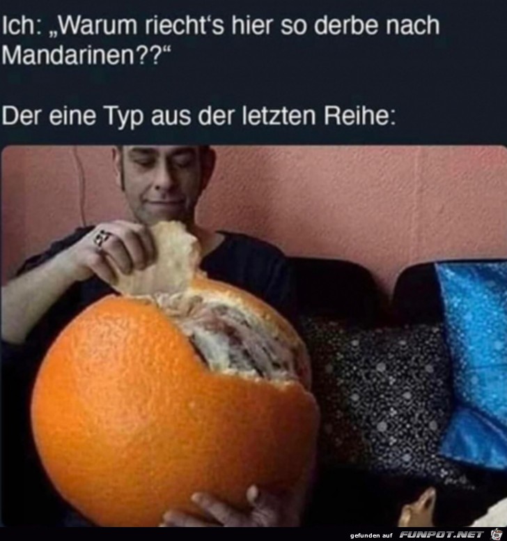 Jemand isst eine Mandarine