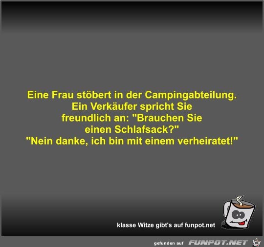 Eine Frau stbert in der Campingabteilung