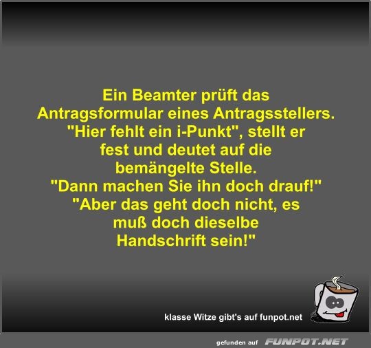 Ein Beamter prft das Antragsformular eines Antragsstellers