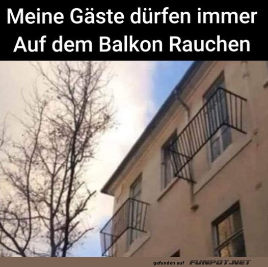 Auf dem Balkon rauchen