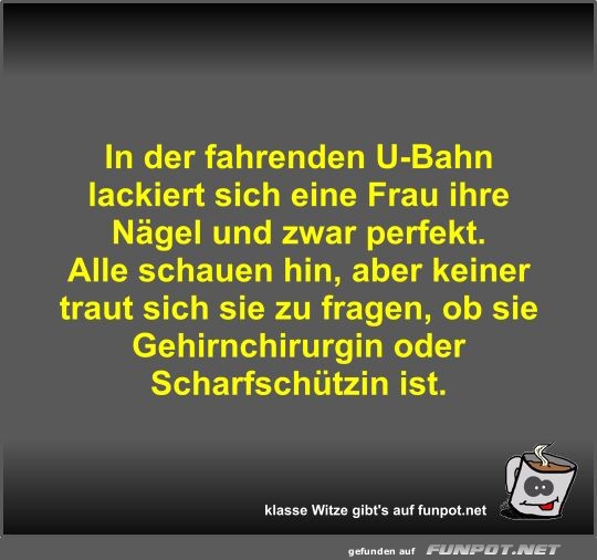 In der fahrenden U-Bahn lackiert sich eine Frau ihre Nägel In der fahrenden U-Bahn lackiert sich eine Frau ihre Nägel