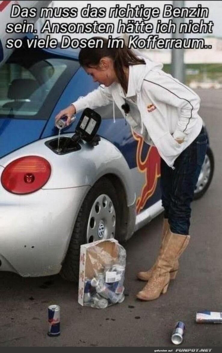 Frau tankt Auto mit Energy-Drink