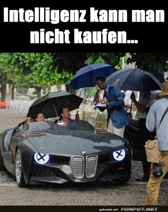 Luxusauto und Regenschirme humorvoll betrachtet