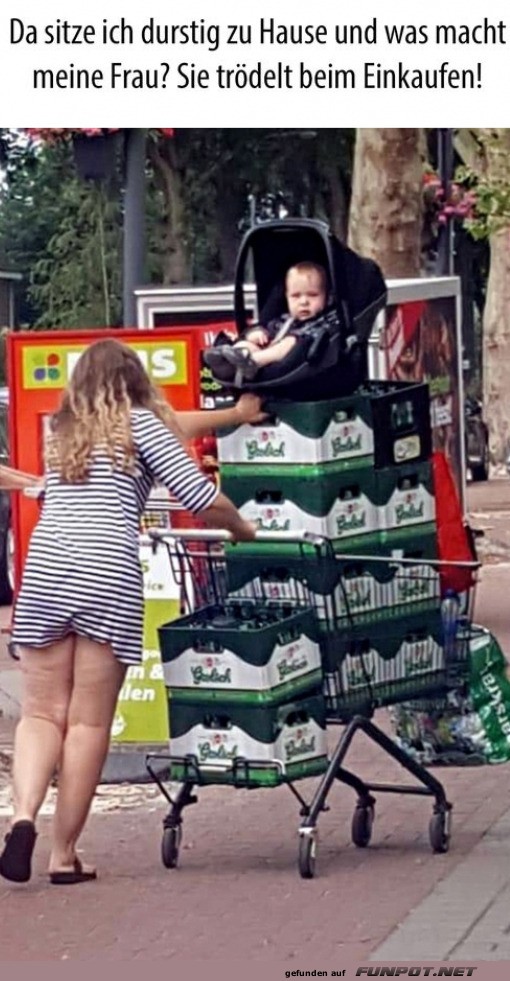 Einkaufswagen voller Bierksten und Kinderwagen