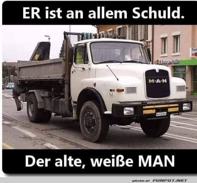 Der alte, weie MAN-Truck auf der Strae