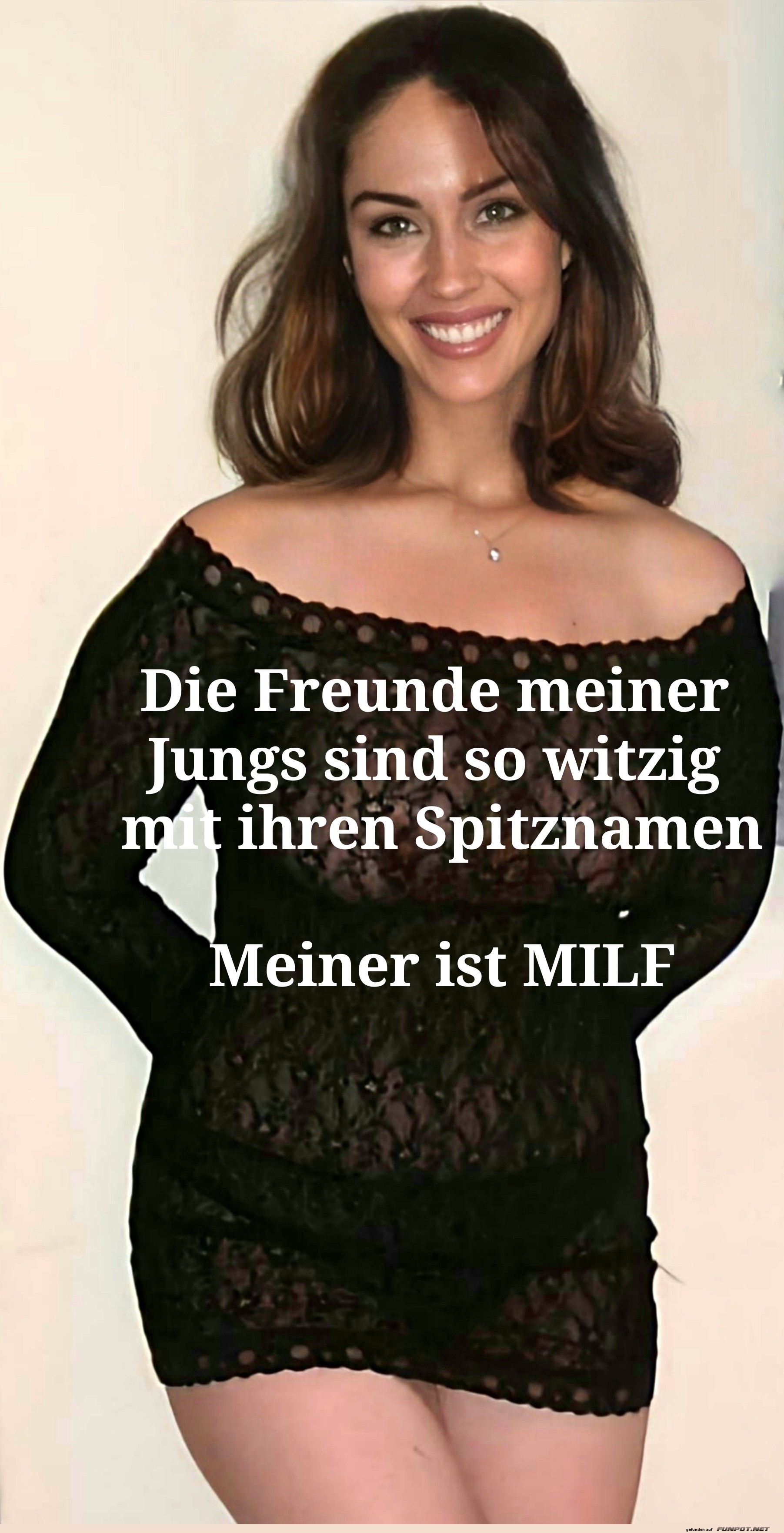 Lchelnde Frau im schwarzen Spitzenkleid