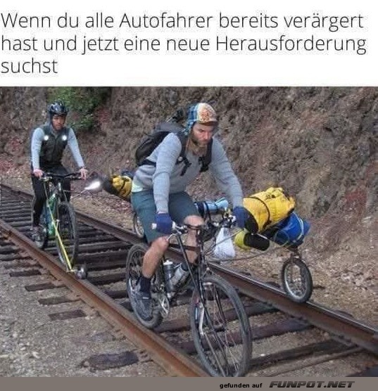 Mutige Radfahrer auf Eisenbahnschienen