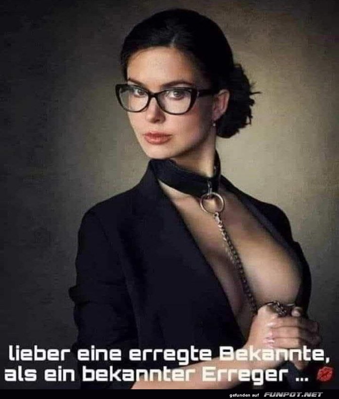 Elegante Frau mit Brille und Kette