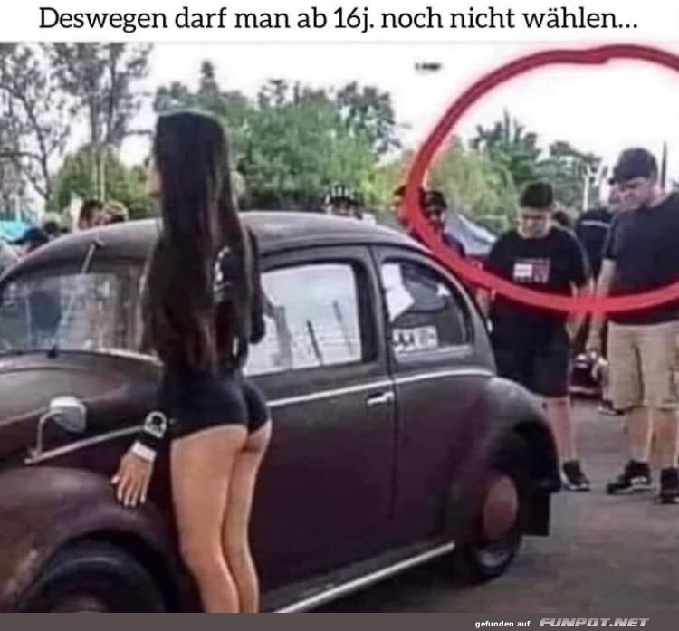 Junge Beobachter bei Autotreffen