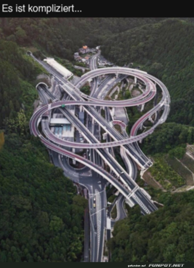 Verschlungene Autobahn-Kreuzung in der Natur