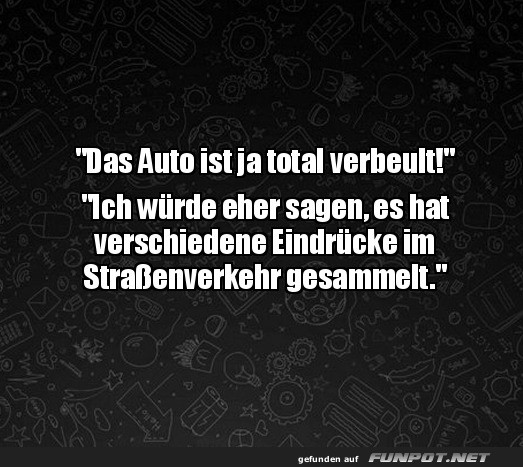 Humorvoller Blick auf ein verbeultes Auto