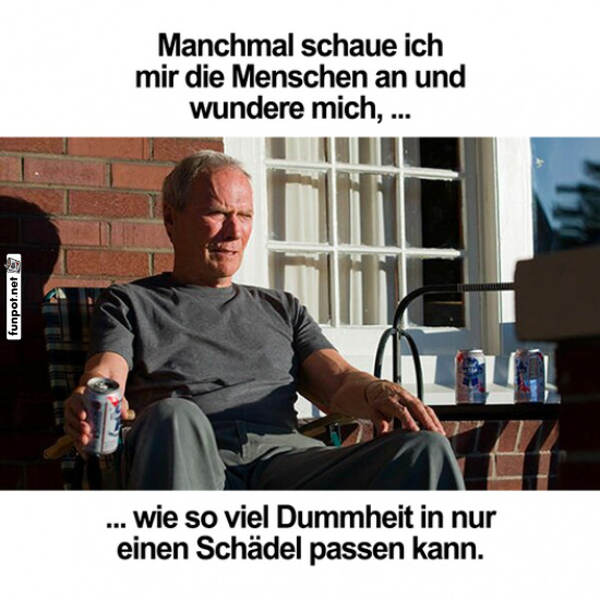 Mann auf Veranda denkt über Menschen nach Mann auf Veranda denkt über Menschen nach