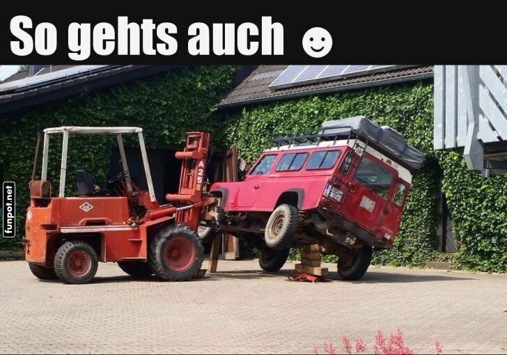 Kreative Autoreparatur mit Gabelstapler Kreative Autoreparatur mit Gabelstapler