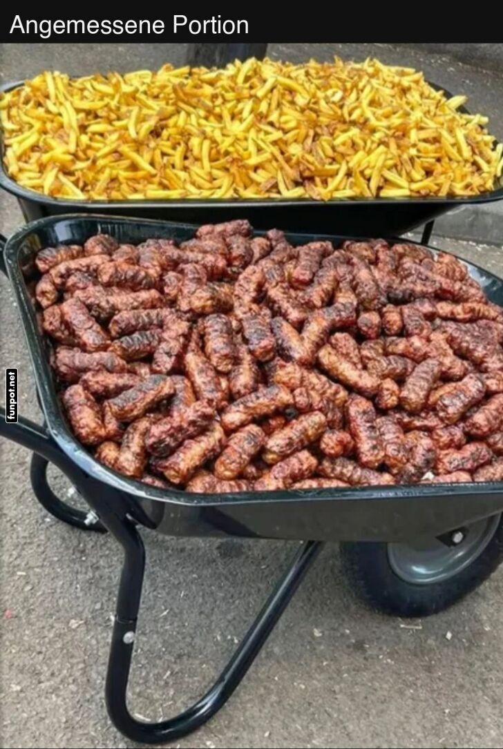 Riesige Portion Cevapcici und Pommes Riesige Portion Cevapcici und Pommes