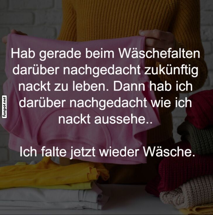 Nachdenklicher Moment beim Wäschefalten Nachdenklicher Moment beim Wäschefalten