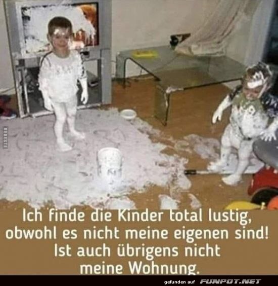 Kinderchaos: Lustiger Farbunfall im Wohnzimmer Kinderchaos: Lustiger Farbunfall im Wohnzimmer