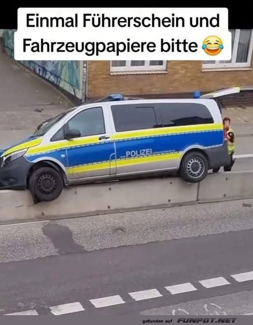 Polizeiwagen auf ungewöhnlichem Hindernis Polizeiwagen auf ungewöhnlichem Hindernis