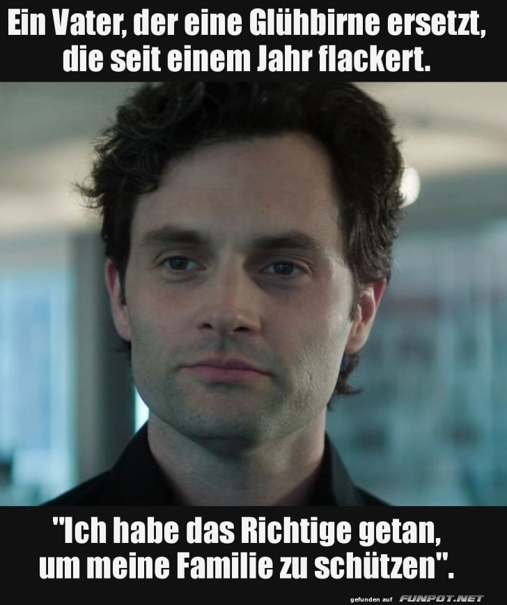 Ein entschlossener Vater ersetzt die Glühbirne Ein entschlossener Vater ersetzt die Glühbirne