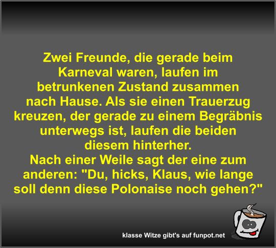Zwei Freunde, die gerade beim Karneval waren, laufen im... Zwei Freunde, die gerade beim Karneval waren, laufen im...