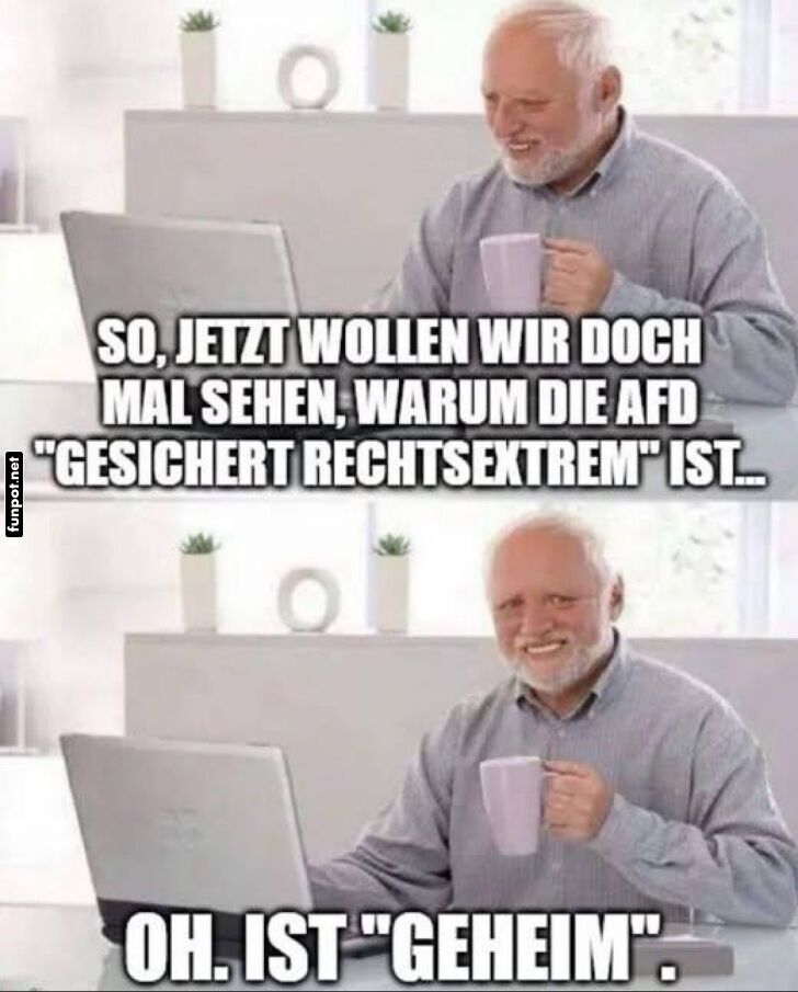 Älterer Mann mit Laptop und ironischem Text Älterer Mann mit Laptop und ironischem Text
