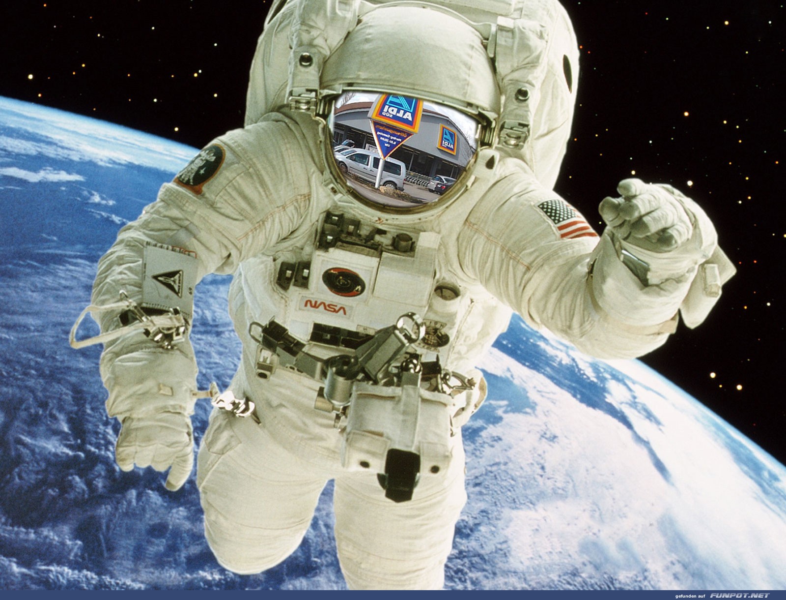 Astronaut schwebt im Weltraum über der Erde Astronaut schwebt im Weltraum über der Erde