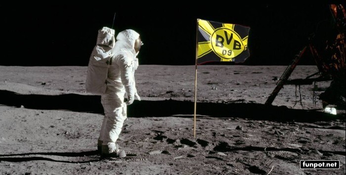 Astronaut mit BVB-Flagge auf dem Mond