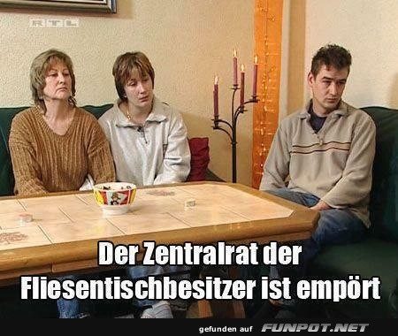 Fliesentisch und empörte Gesichter Fliesentisch und empörte Gesichter