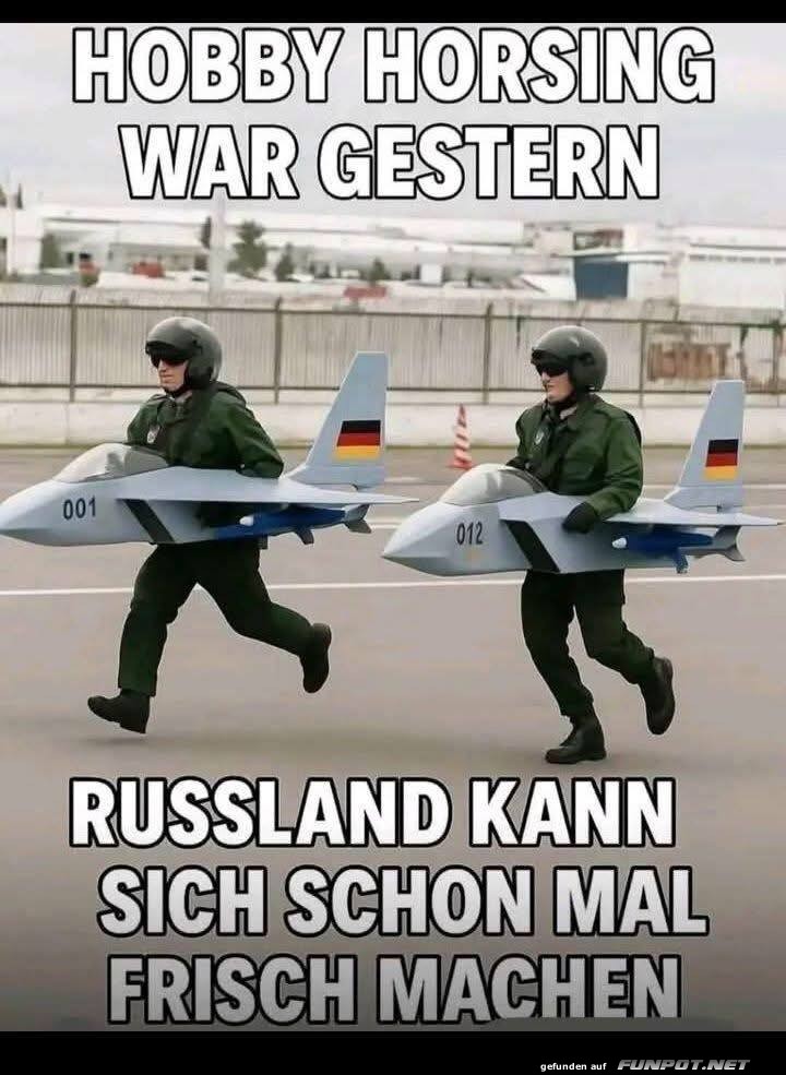 Lustige Militärparodie mit Pappflugzeugen Lustige Militärparodie mit Pappflugzeugen