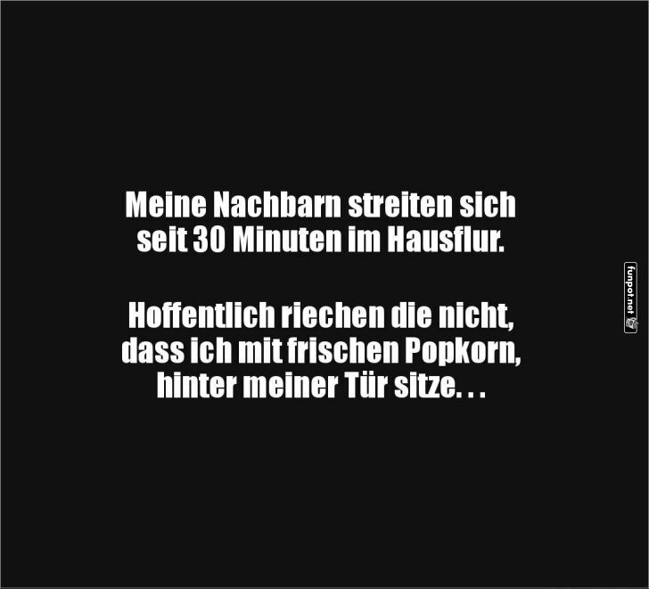 Streit im Hausflur mit Popcorn genießen Streit im Hausflur mit Popcorn genießen