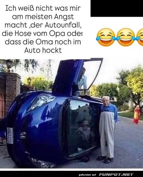 Lustiger Autounfall mit unerwarteten Details Lustiger Autounfall mit unerwarteten Details