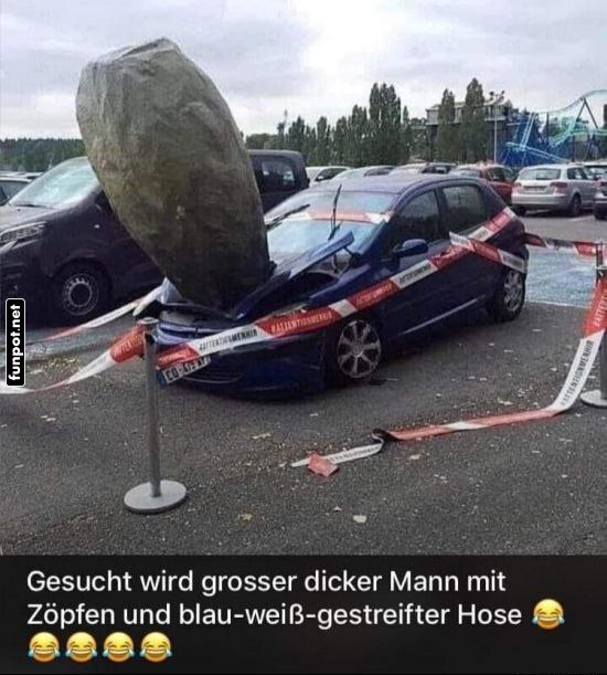 Auto von riesigem 'Mann' zerquetscht Auto von riesigem 'Mann' zerquetscht