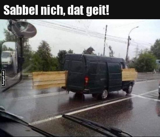 Kreativer Transport auf nasser Straße Kreativer Transport auf nasser Straße
