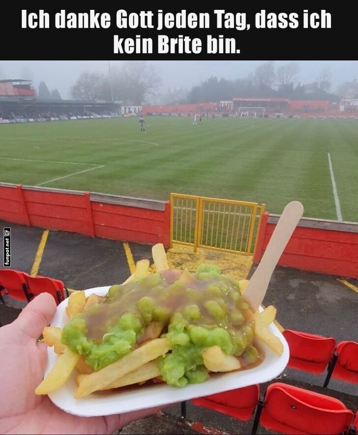 Pommes mit Erbsen auf dem Sportplatz Pommes mit Erbsen auf dem Sportplatz