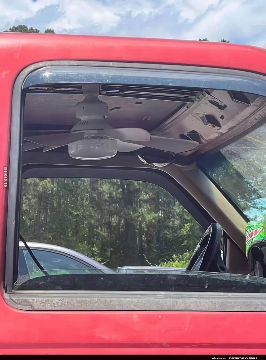 Deckenventilator installiert im Autoinnenraum Deckenventilator installiert im Autoinnenraum