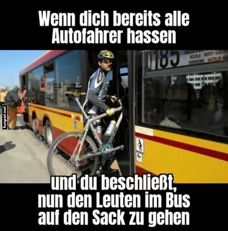 Verkehrsironie: Radfahrer blockiert Bus Verkehrsironie: Radfahrer blockiert Bus