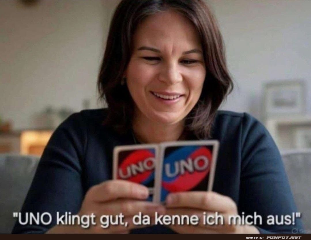 Person spielt UNO-Karten