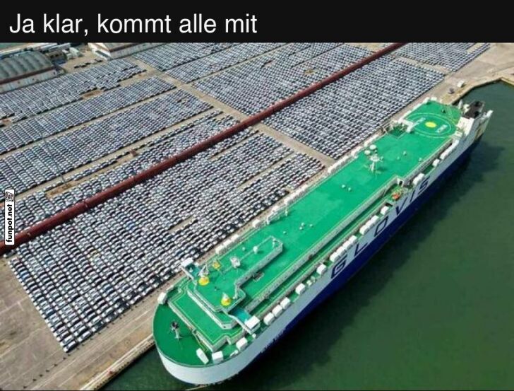 Containerschiff im Hafen