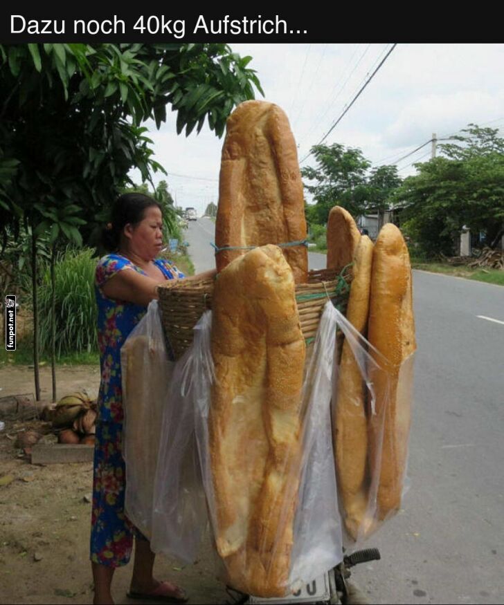 Frau mit riesigen Baguettes auf Fahrrad Frau mit riesigen Baguettes auf Fahrrad