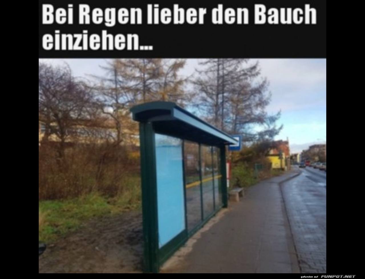 Schmaler Unterstand an regnerischem Tag Schmaler Unterstand an regnerischem Tag
