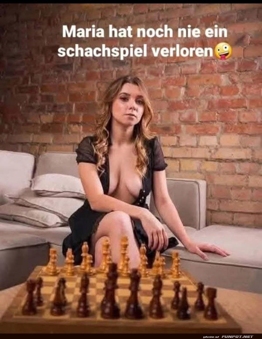 Frau am Schachtisch bereit fr das Spiel