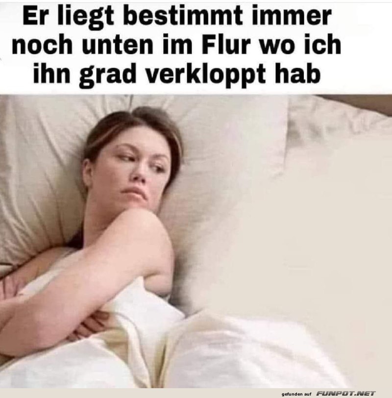 Nachdenkliche Frau im Bett Nachdenkliche Frau im Bett