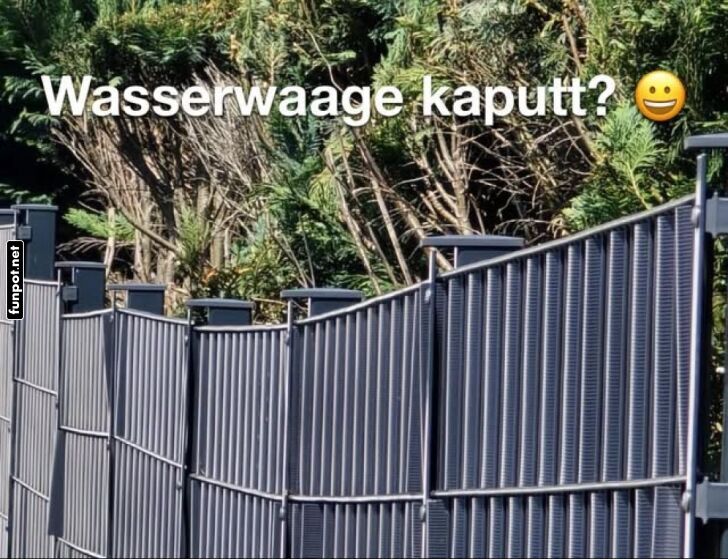 Schiefer Zaun mit humorvollem Text Schiefer Zaun mit humorvollem Text