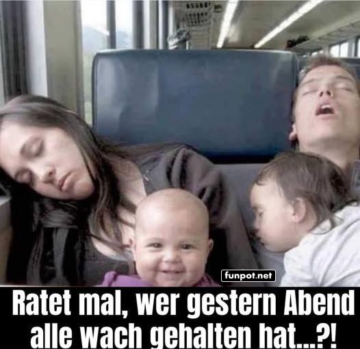 Schlafende Familie im Zug mit wachem Baby Schlafende Familie im Zug mit wachem Baby