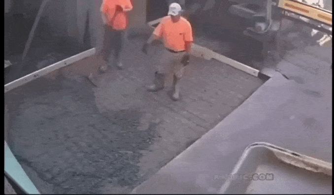 Er steigt gleich mal mit ab Er steigt gleich mal mit ab