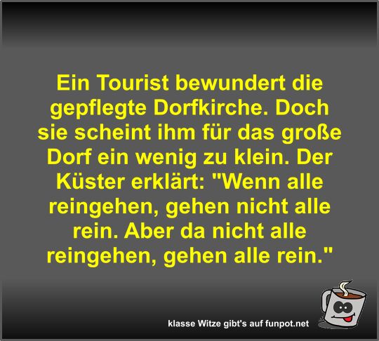 Ein Tourist bewundert die gepflegte Dorfkirche